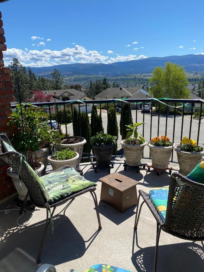 Under The Tree - Bed & Breakfast Kelowna Exterior photo