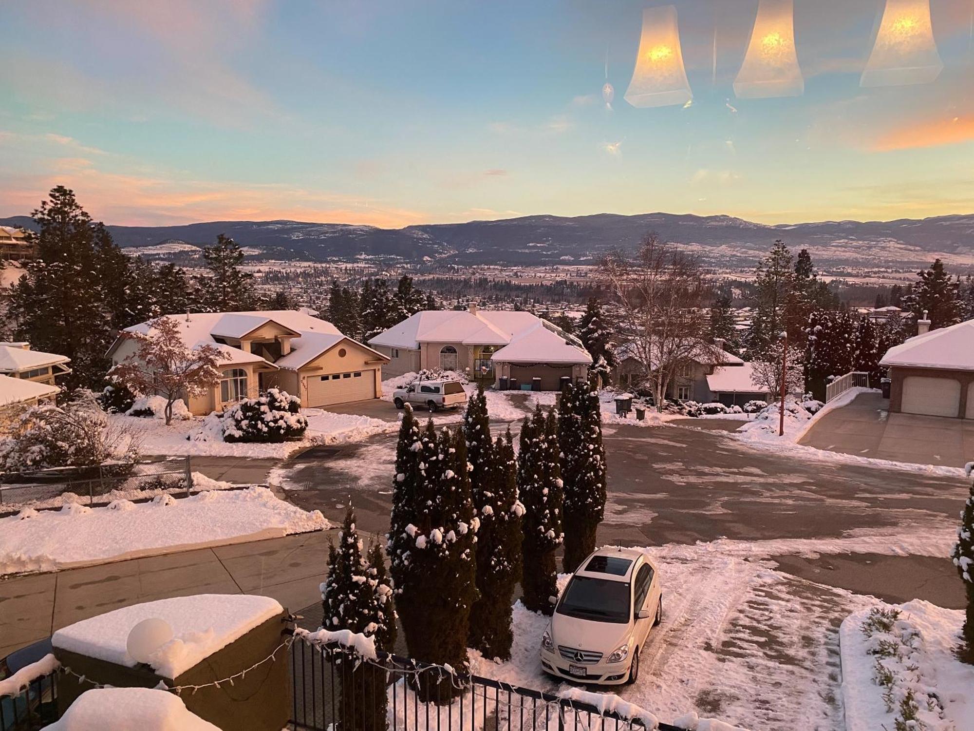 Under The Tree - Bed & Breakfast Kelowna Exterior photo